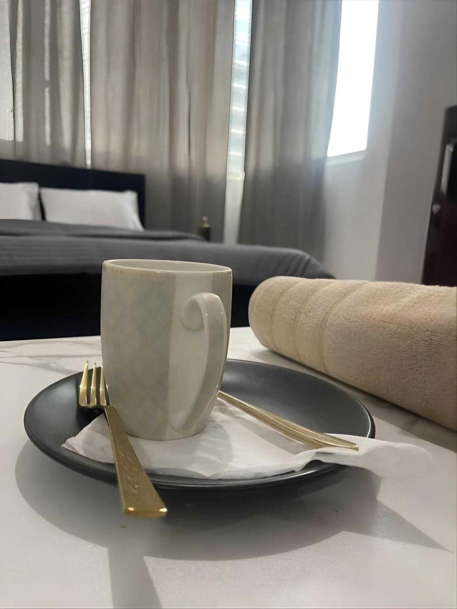 Corniche Street - Extremely Unique Room Abu Dhabi Bagian luar foto